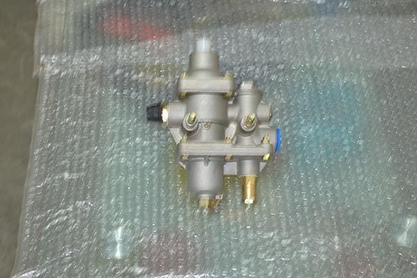 压路机油水分离器组合阀